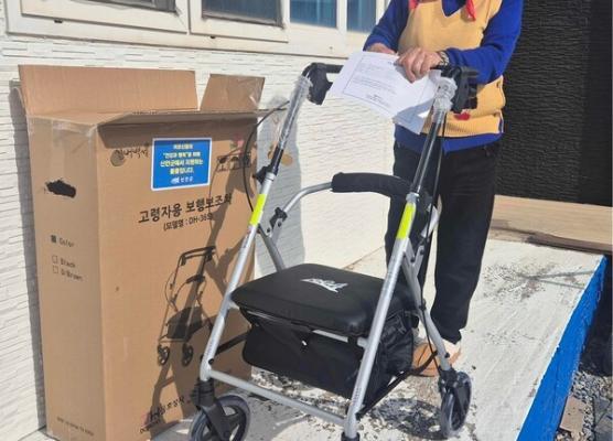 신안군, 어르신 ‘희망의 다리’ 보행보조차 지원_2