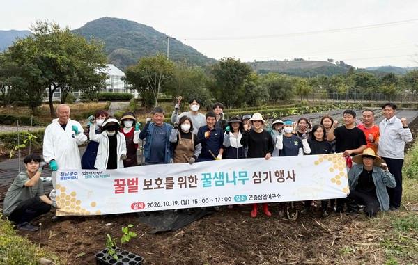 전남광주농기원, 꿀벌 먹이 공급할 밀원수 270그루 심어_2